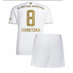 Baby Fußballbekleidung Bayern Munich Leon Goretzka #8 Auswärtstrikot 2022-23 Kurzarm (+ kurze hosen)